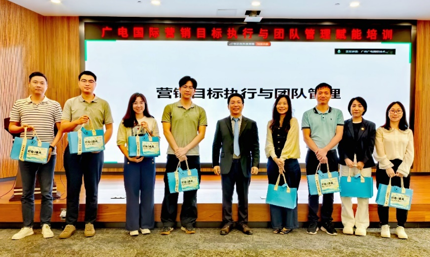 2025新澳门免费原料宝典